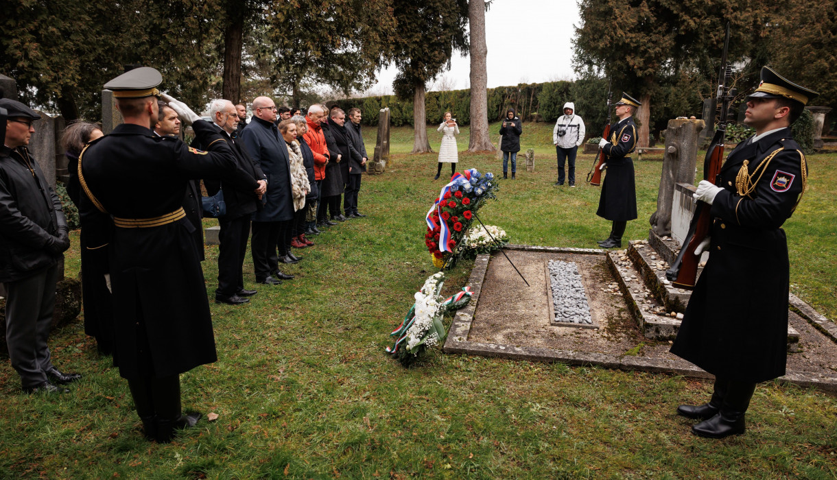 Garda Slovenske vojske v imenu predsednice Republike Slovenije je položila venec k spomeniku žrtvam nacifašističnega nasilja na judovskem pokopališču v Dolgi vasi pri Lendavi.