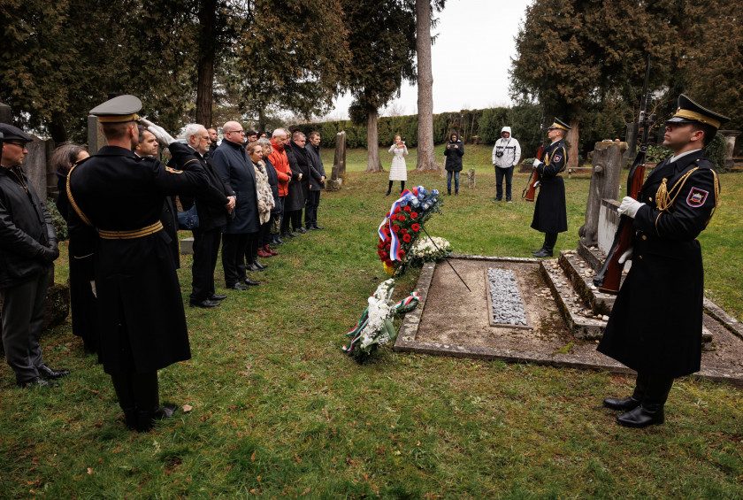 Garda Slovenske vojske v imenu predsednice Republike Slovenije je položila venec k spomeniku žrtvam nacifašističnega nasilja na judovskem pokopališču v Dolgi vasi pri Lendavi.