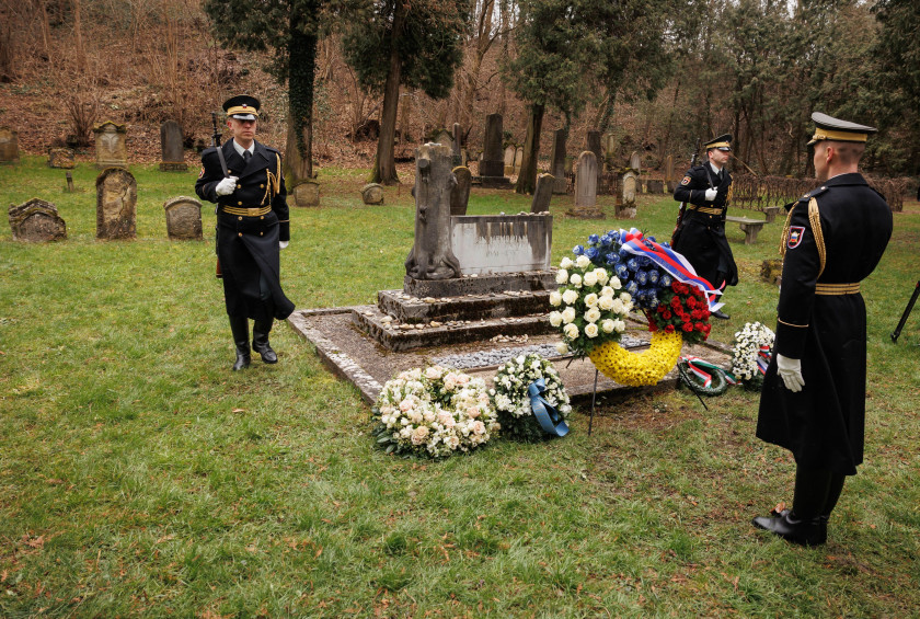 Garda Slovenske vojske je v imenu predsednice Republike Slovenije položila venec k spomeniku žrtvam nacifašističnega nasilja na judovskem pokopališču v Dolgi vasi pri Lendavi.