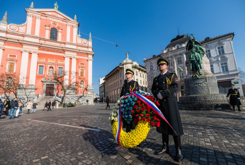 Garda Slovenske vojske je v imenu predsednice Republike Slovenije položila venec k spomeniku Franceta Prešerna na Prešernovem trgu v Ljubljani.