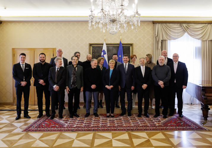 Gostje svečanega kosila, ki sta ga v čast letošnjim Prešernovim nagrajencem priredila predsednica republike in soprog.