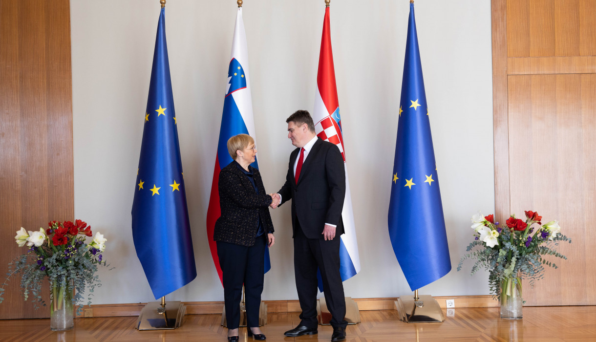 Uradni fototermin slovenske predsednice in hrvaškega predsednika.