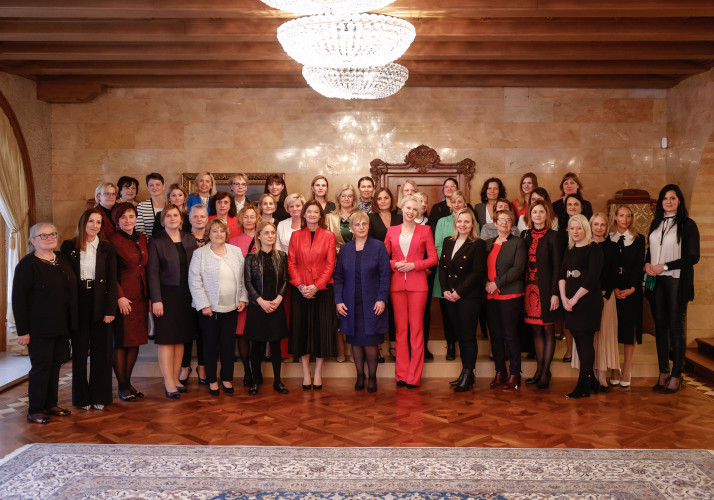 Skupinska fotografija žensk v politiki.