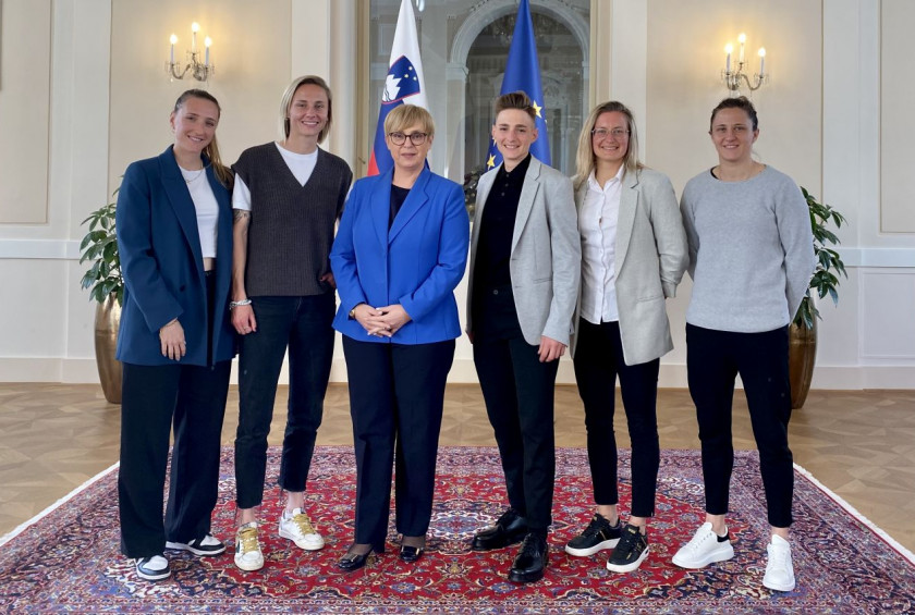 Predsednica Pirc Musar in predstavnice ženske nogometne reprezentance