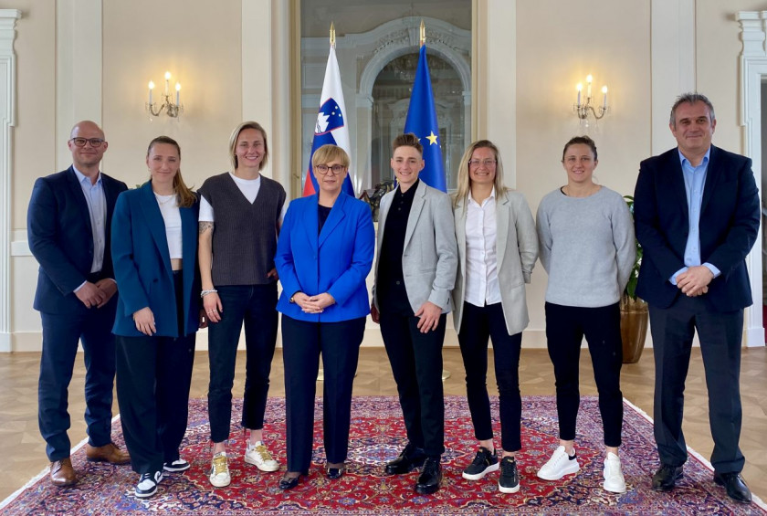 Predsednica republike s predstavnicami ženske nogometne reprezentance in predstavnikoma sindikata