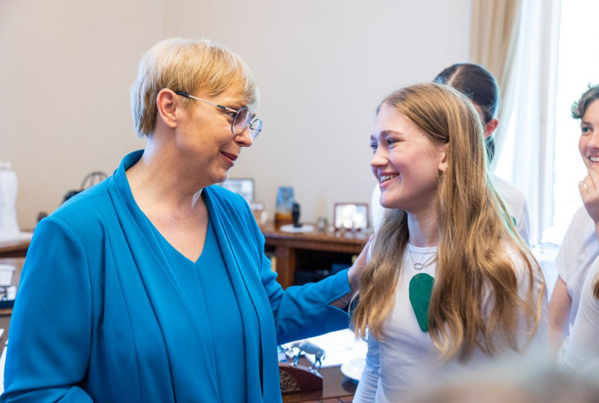Predsednico republike obiskali otroci iz Podružnične šole Mekinje in OŠ Frana Albrehta iz Kamnika