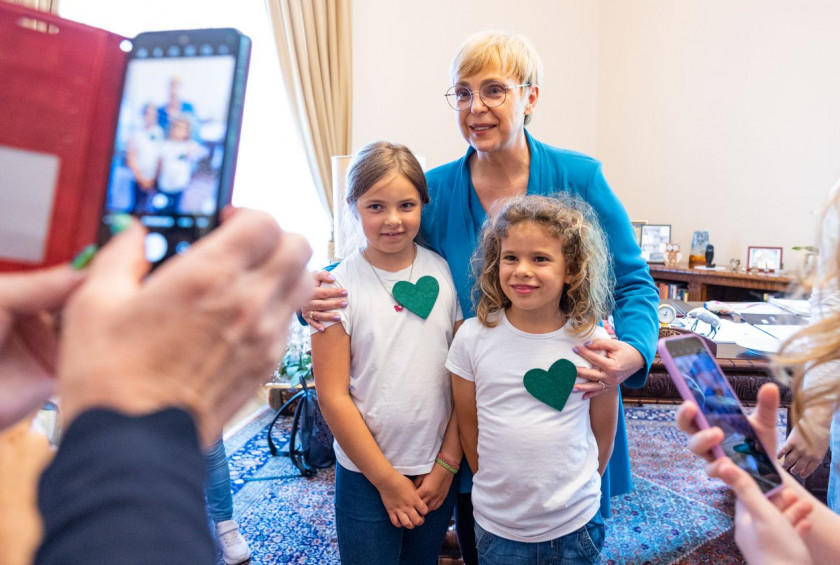 Predsednico republike obiskali otroci iz Podružnične šole Mekinje in OŠ Frana Albrehta iz Kamnika