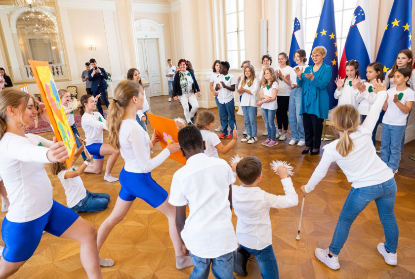 Predsednico republike obiskali otroci iz Podružnične šole Mekinje in OŠ Frana Albrehta iz Kamnika