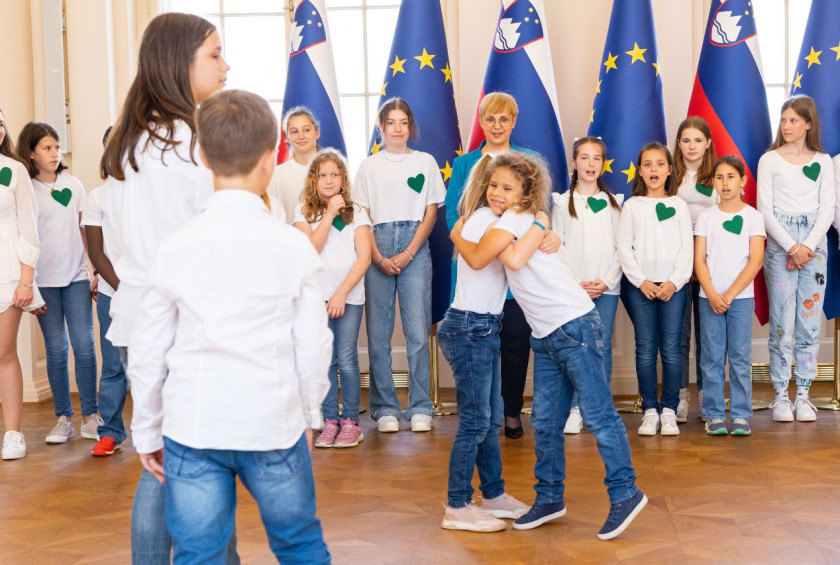 Predsednico republike obiskali otroci iz Podružnične šole Mekinje in OŠ Frana Albrehta iz Kamnika