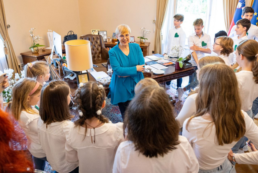 Predsednico republike obiskali otroci iz Podružnične šole Mekinje in OŠ Frana Albrehta iz Kamnika