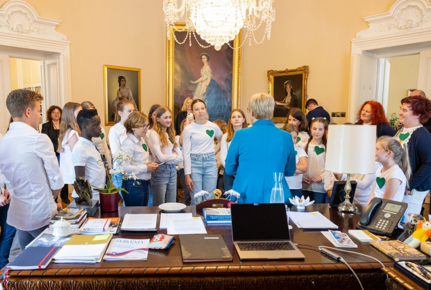 Predsednico republike obiskali otroci iz Podružnične šole Mekinje in OŠ Frana Albrehta iz Kamnika