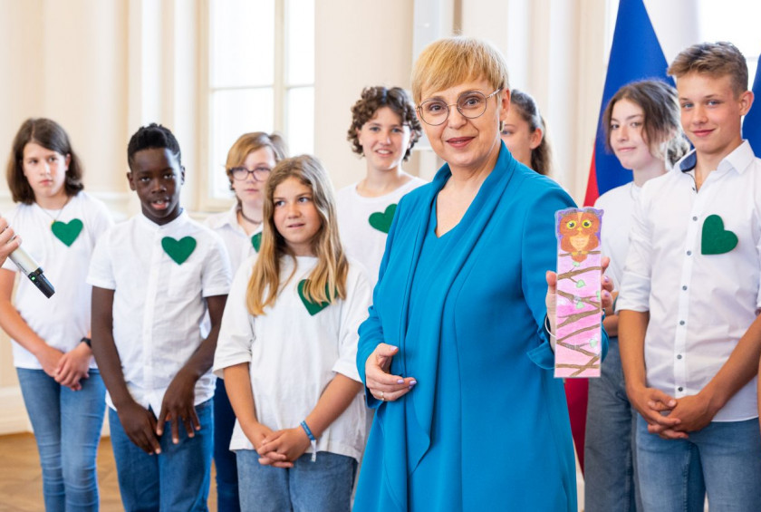 Predsednico republike obiskali otroci iz Podružnične šole Mekinje in OŠ Frana Albrehta iz Kamnika