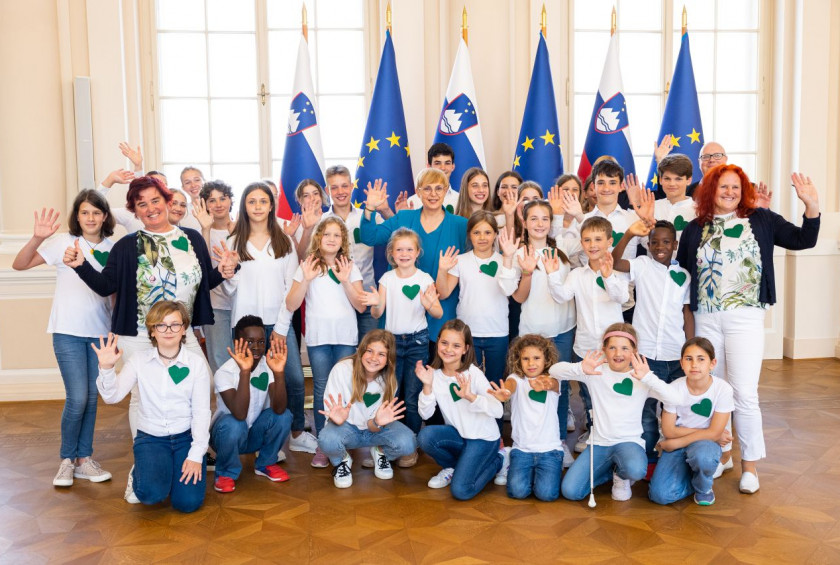 Predsednico republike obiskali otroci iz Podružnične šole Mekinje in OŠ Frana Albrehta iz Kamnika