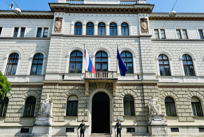 V počastitev dneva priključitve prekmurskih Slovencev k matičnemu narodu pred osrednjim vhodom v Predsedniško palačo stoji častna straža Garde Slovenske vojske.