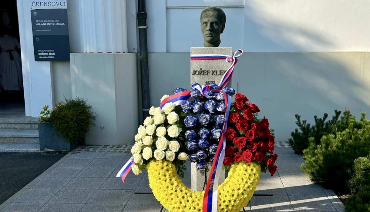 Garda Slovenske vojske je v imenu predsednice Republike Slovenije položila venec k spomeniku narodnemu buditelju Jožefu Kleklu.