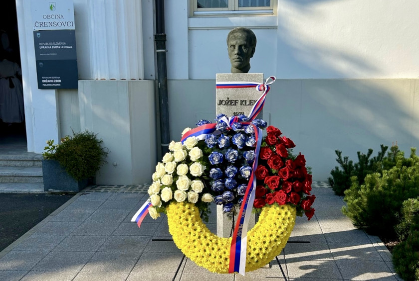 Garda Slovenske vojske je v imenu predsednice Republike Slovenije položila venec k spomeniku narodnemu buditelju Jožefu Kleklu.