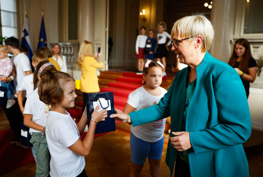 Predsednica republike je sprejela otroke in starše iz društva Junaki 3. nadstropja.