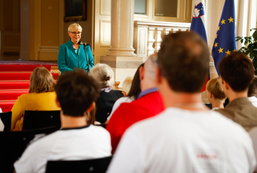 Predsednica republike je sprejela otroke in starše iz društva Junaki 3. nadstropja.