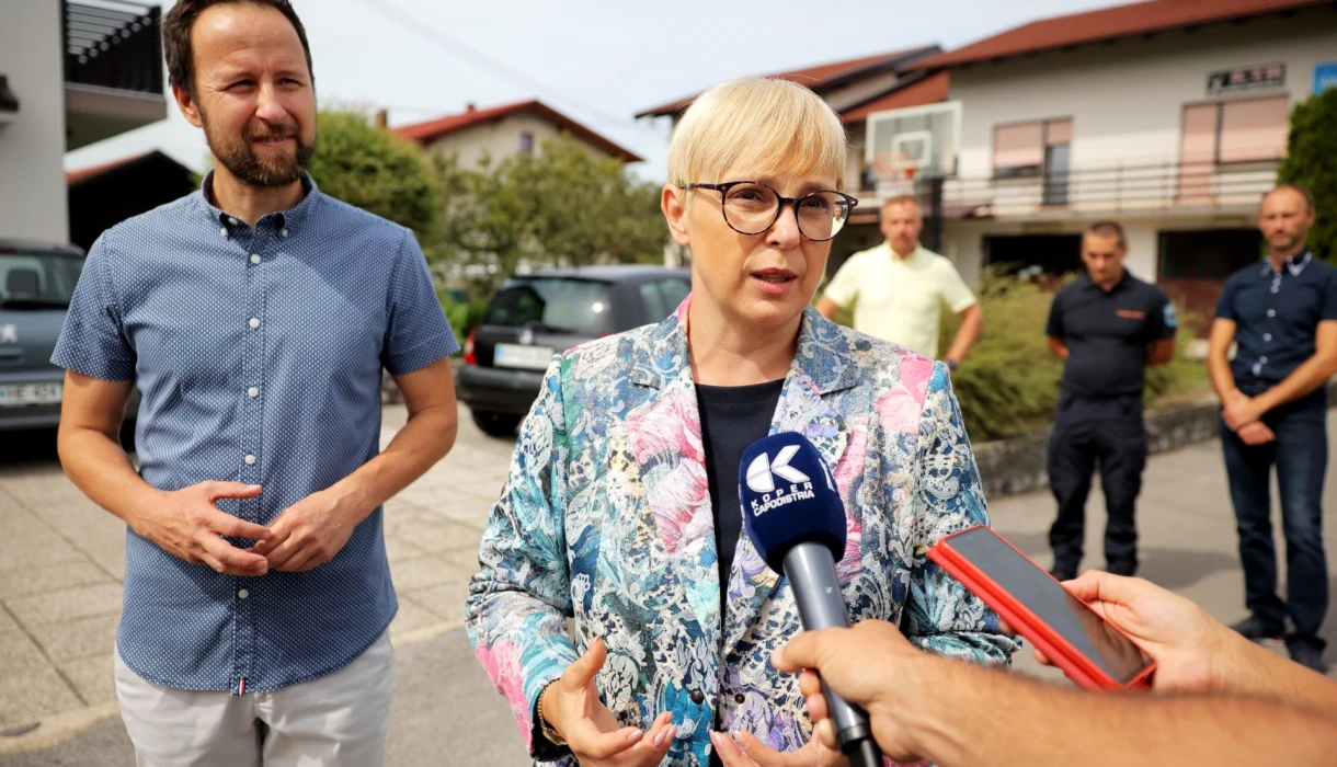 Predsednica republike je obiskala vas Koseze pri Ilirski Bistrici, ki jo prizadel tornado.