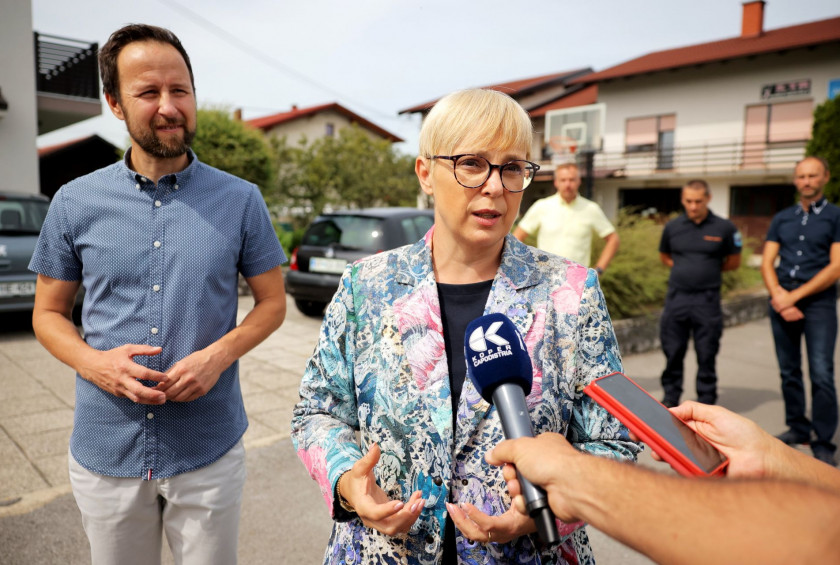 Predsednica republike je obiskala vas Koseze pri Ilirski Bistrici, ki jo prizadel tornado.