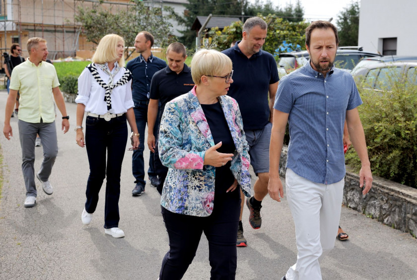 Predsednica republike je obiskala vas Koseze pri Ilirski Bistrici, ki jo prizadel tornado.