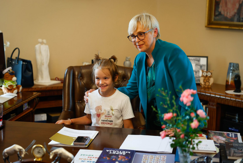 Predsednica republike je sprejela otroke in starše iz društva Junaki 3. nadstropja.