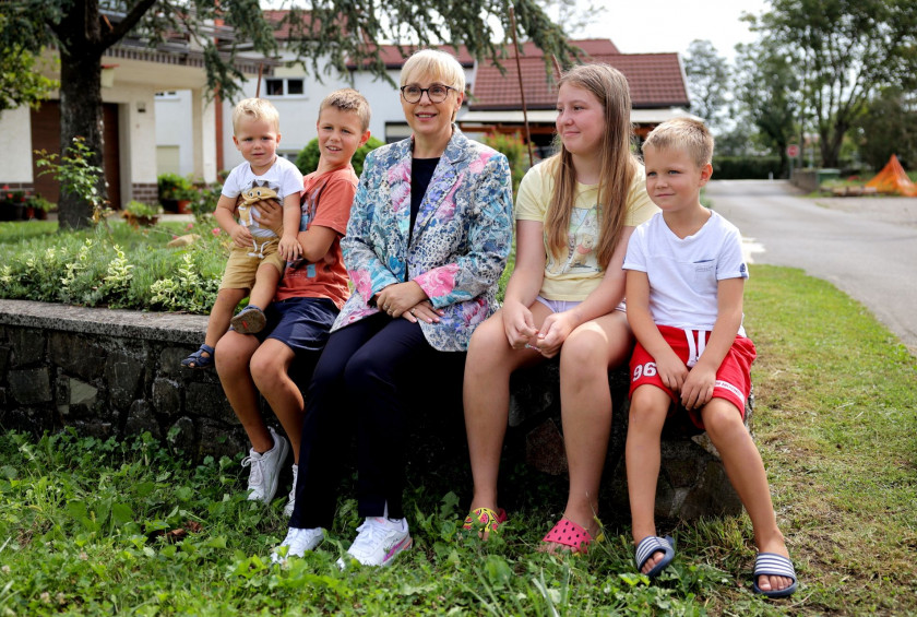 Predsednica republike je obiskala vas Koseze pri Ilirski Bistrici, ki jo prizadel tornado.