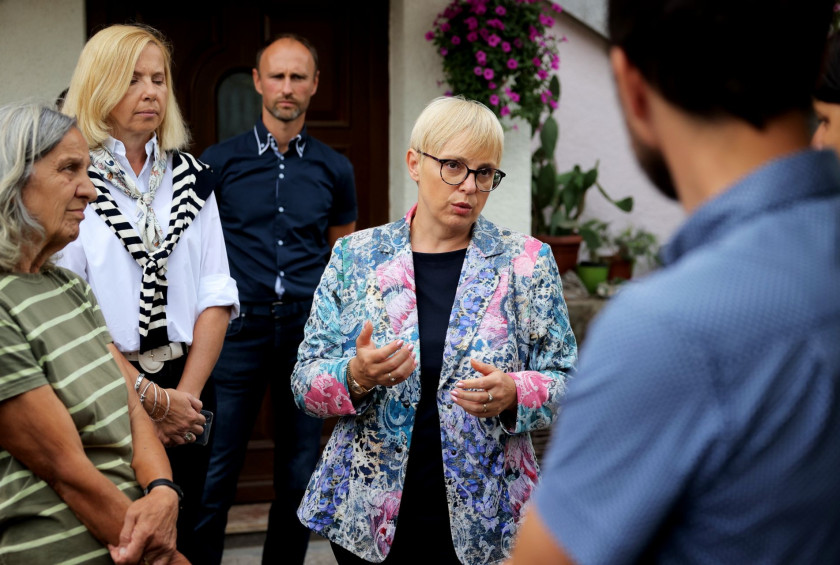 Predsednica republike je obiskala vas Koseze pri Ilirski Bistrici, ki jo prizadel tornado.