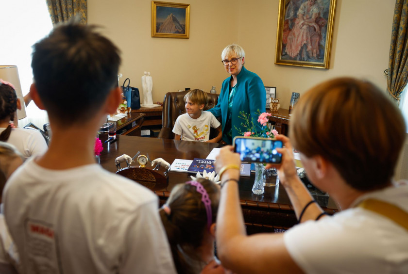 Predsednica republike je sprejela otroke in starše iz društva Junaki 3. nadstropja.