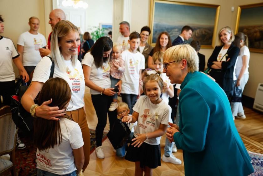 Predsednica republike je sprejela otroke in starše iz društva Junaki 3. nadstropja.