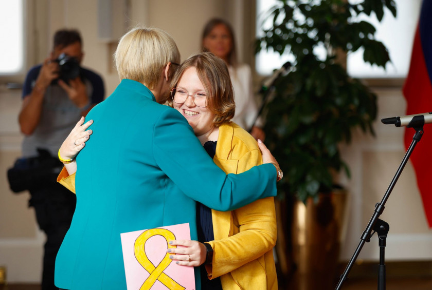 Predsednica republike je sprejela otroke in starše iz društva Junaki 3. nadstropja.