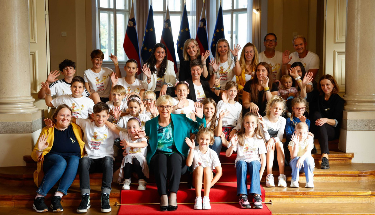 Predsednica republike je sprejela otroke in starše iz društva Junaki 3. nadstropja.