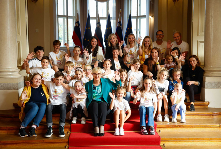 Predsednica republike je sprejela otroke in starše iz društva Junaki 3. nadstropja.
