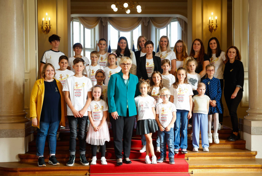 Predsednica republike je sprejela otroke in starše iz društva Junaki 3. nadstropja.