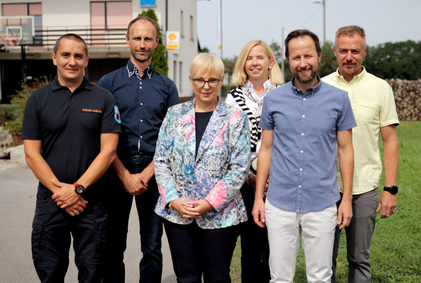 Predsednica republike je obiskala vas Koseze pri Ilirski Bistrici, ki jo prizadel tornado.