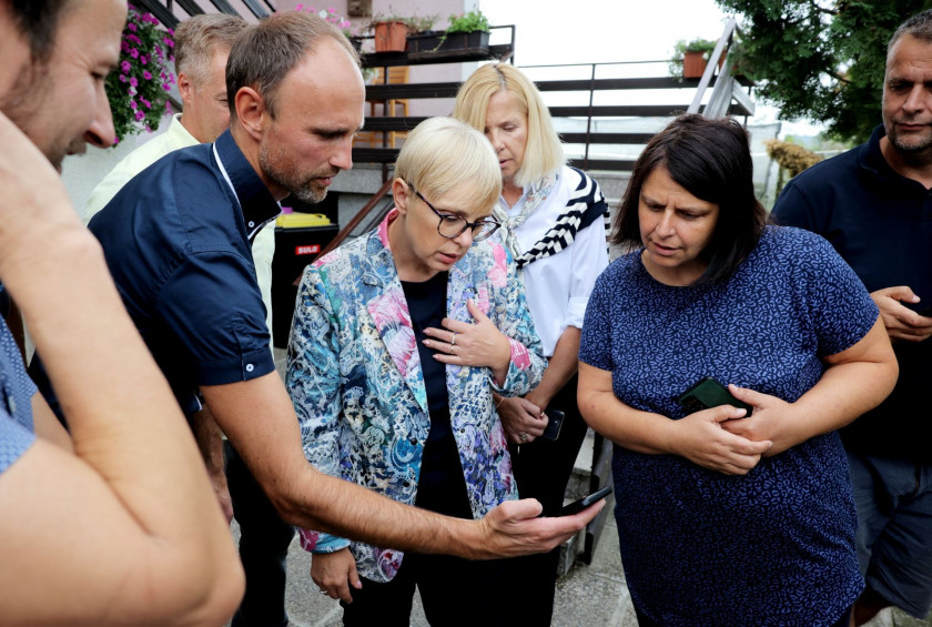 Predsednica republike je obiskala vas Koseze pri Ilirski Bistrici, ki jo prizadel tornado.