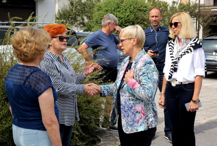 Predsednica republike je obiskala vas Koseze pri Ilirski Bistrici, ki jo prizadel tornado.