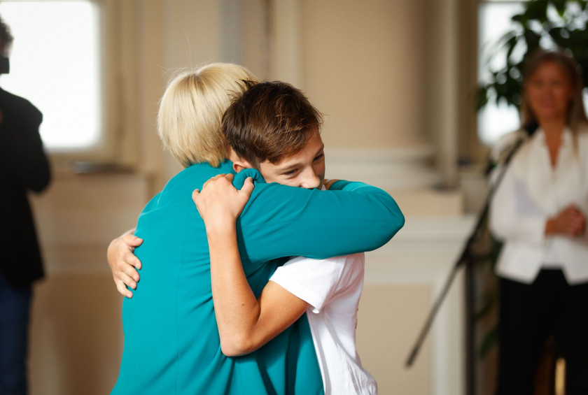 Predsednica republike je sprejela otroke in starše iz društva Junaki 3. nadstropja.