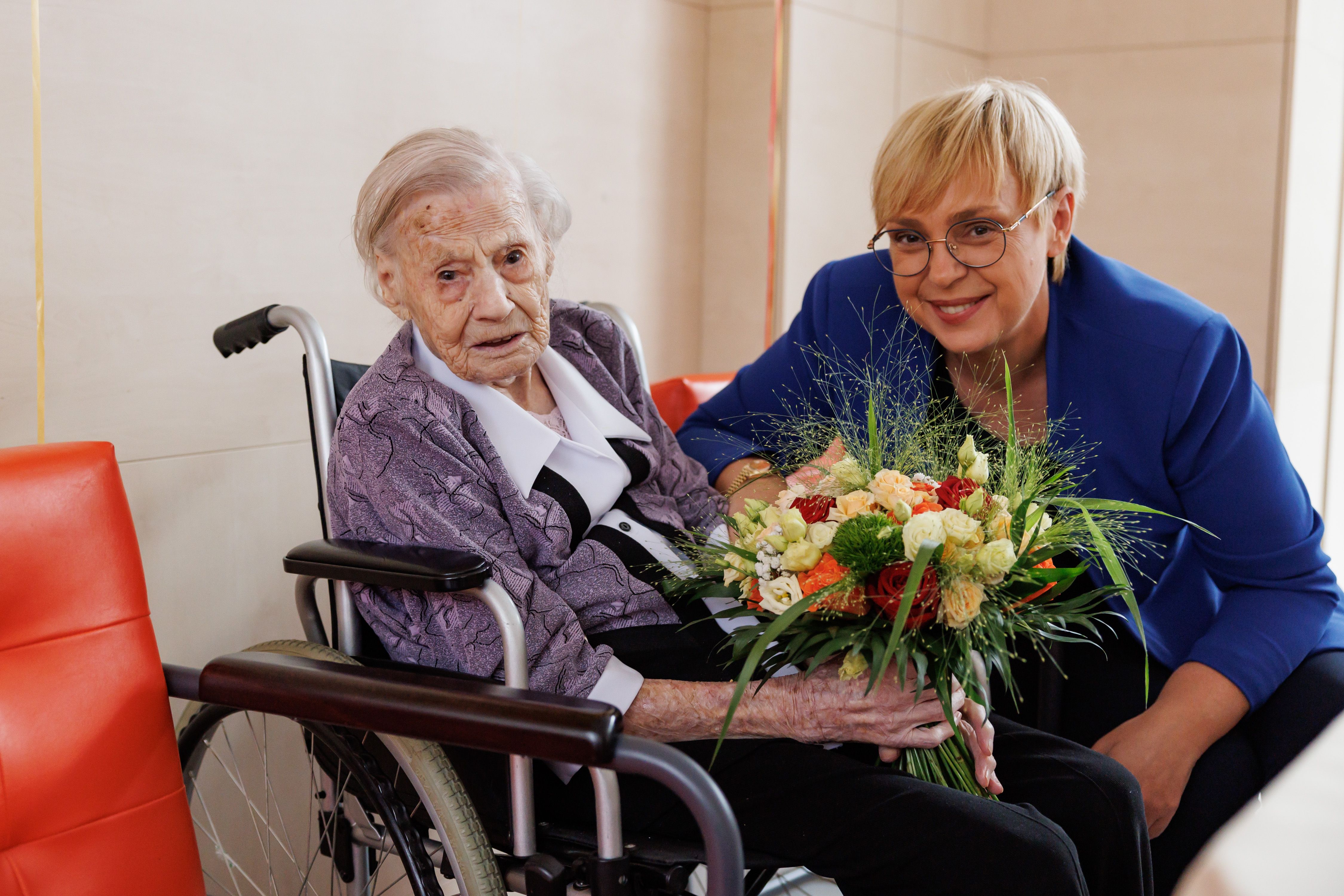 Predsednica Pirc Musar in Matilda Bračun s šopkom v roki.