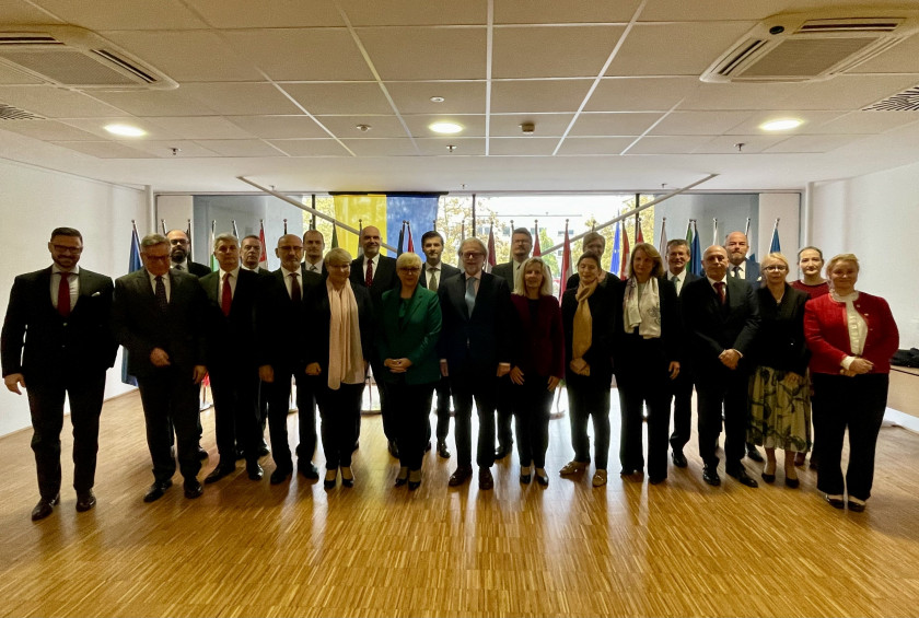 Z veleposlanicami in veleposlaniki držav članic EU.