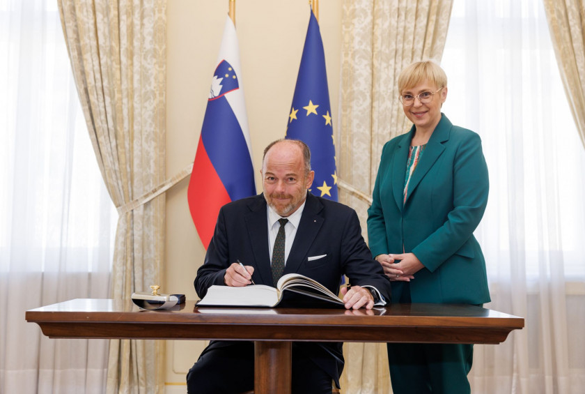 Vpis novega veleposlanika Češke v knjigo gostov predsednice Republike Slovenije.