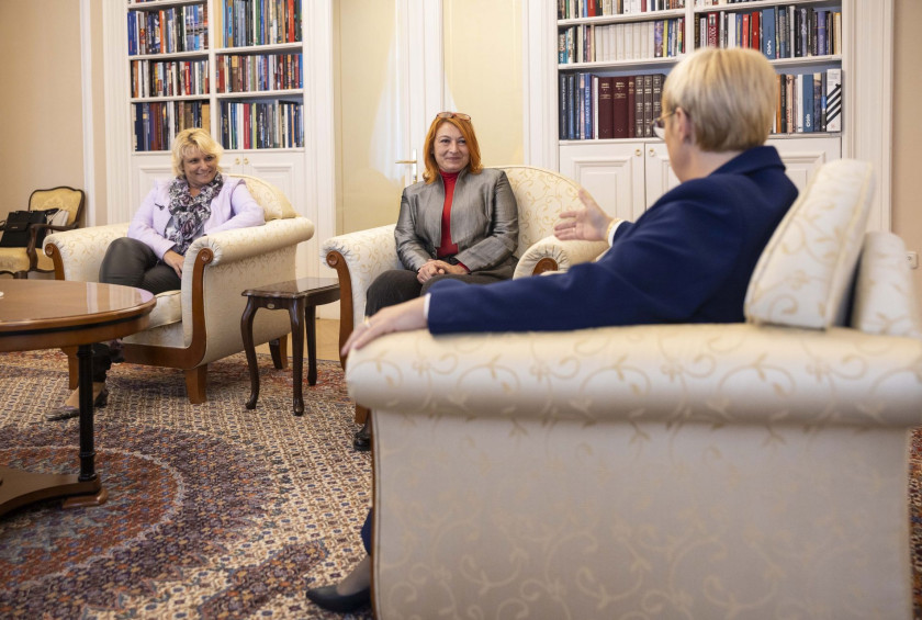 Ob mednarodnem dnevu brezdomcev je predsednica Pirc Musar sprejela predstavnici društva Brezdomni - do ključa.