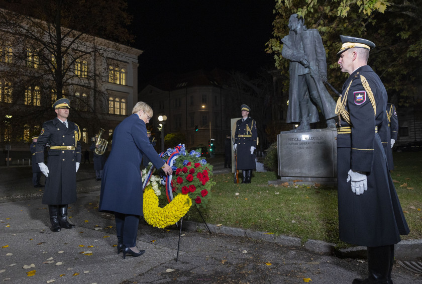 Predsednica republike je položila venec k spomeniku Rudolfa Maistra v Mariboru.