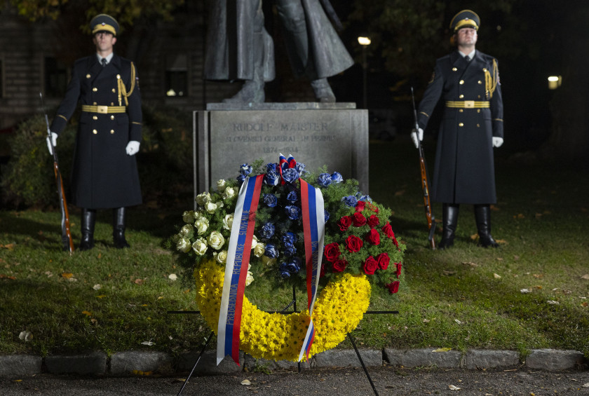 Predsednica republike je položila venec k spomeniku Rudolfa Maistra v Mariboru.
