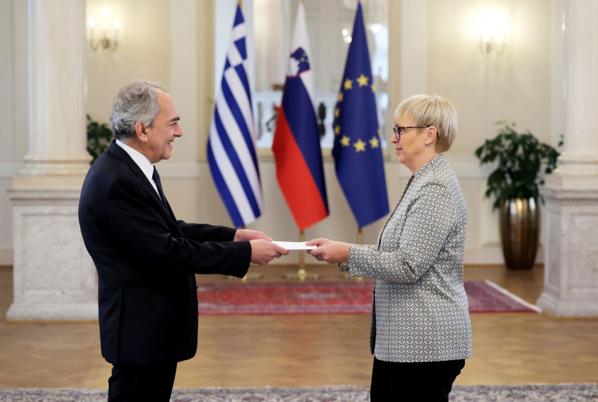 Novoimenovani izredni in pooblaščeni veleposlanik Helenske republike Argyrios Makris je predsednici Republike Slovenije predal poverilno pismo.