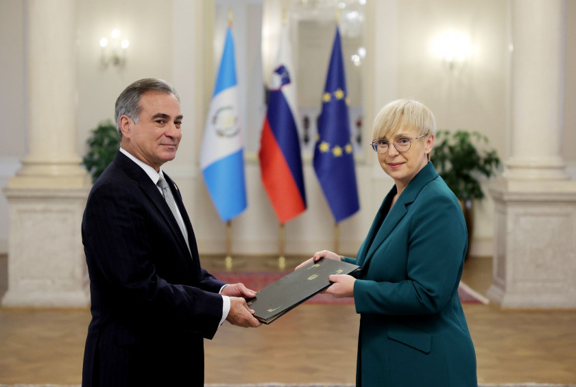 Novoimenovani izredni in pooblaščeni veleposlanik Republike Gvatemale Jorge Skinner-Klée Arenales je predsednici Republike Slovenije predal poverilno pismo.