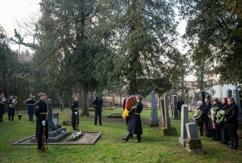 Gardna enota Slovenske vojske je v imenu predsednice Republike Slovenije položila venec k spomeniku na judovskem pokopališču v Dolgi vasi pri Lendavi.