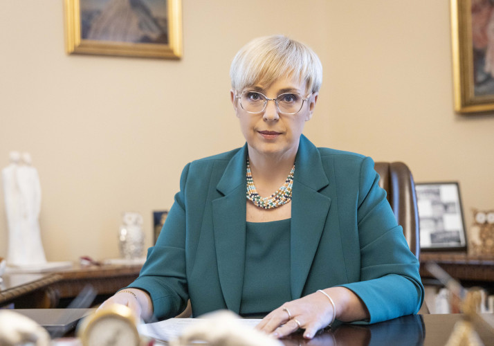 Portret predsednice Republike Slovenije Nataše Pirc Musar.