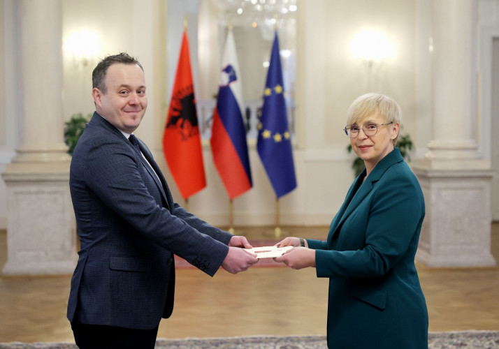 Novoimenovani izredni in pooblaščeni veleposlanik Albanije Oljan Kanushi je predsednici republike predal poverilno pismo.