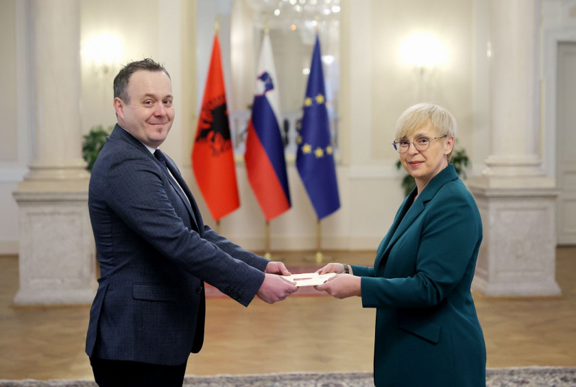 Novoimenovani izredni in pooblaščeni veleposlanik Albanije Oljan Kanushi je predsednici republike predal poverilno pismo.